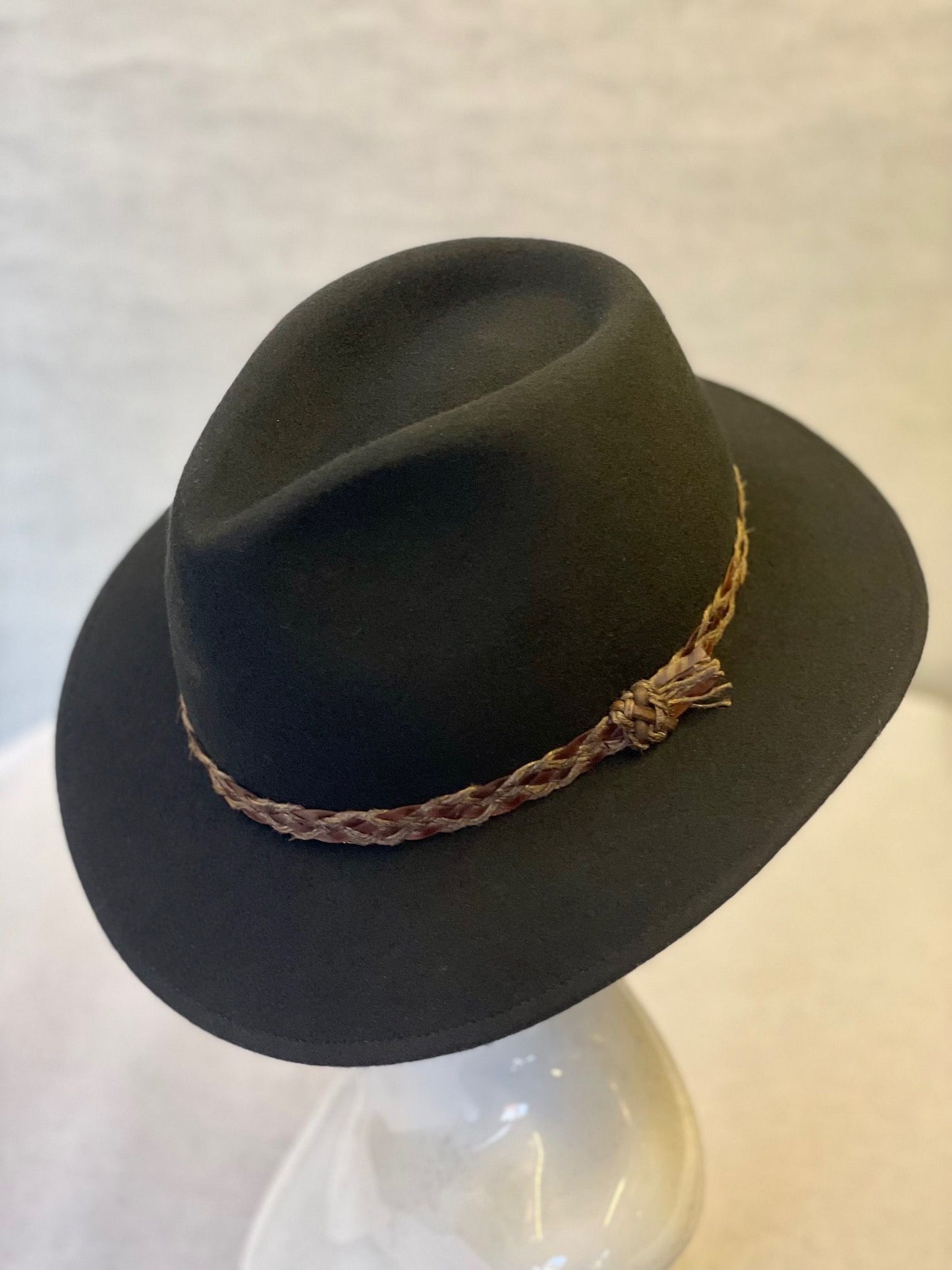 Herrenhut mit geflochtenem Lederband